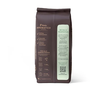 Svisle zobrazené balení zrnkové kávy Tchibo Aromatico Intenso – 1 kg.
