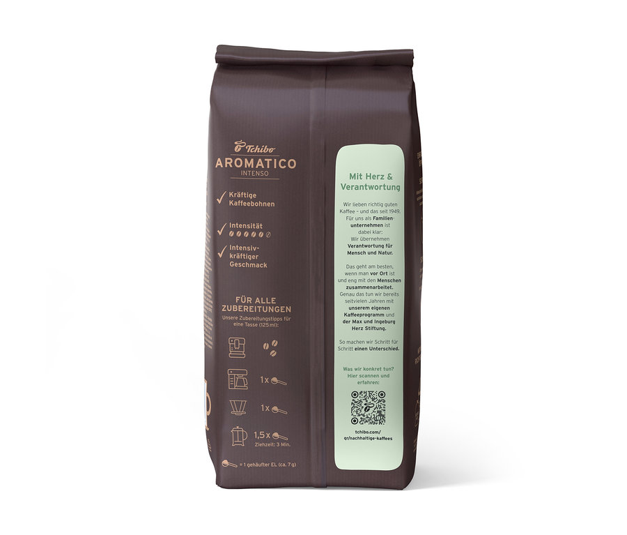 Svisle zobrazené balení zrnkové kávy Tchibo Aromatico Intenso – 1 kg.