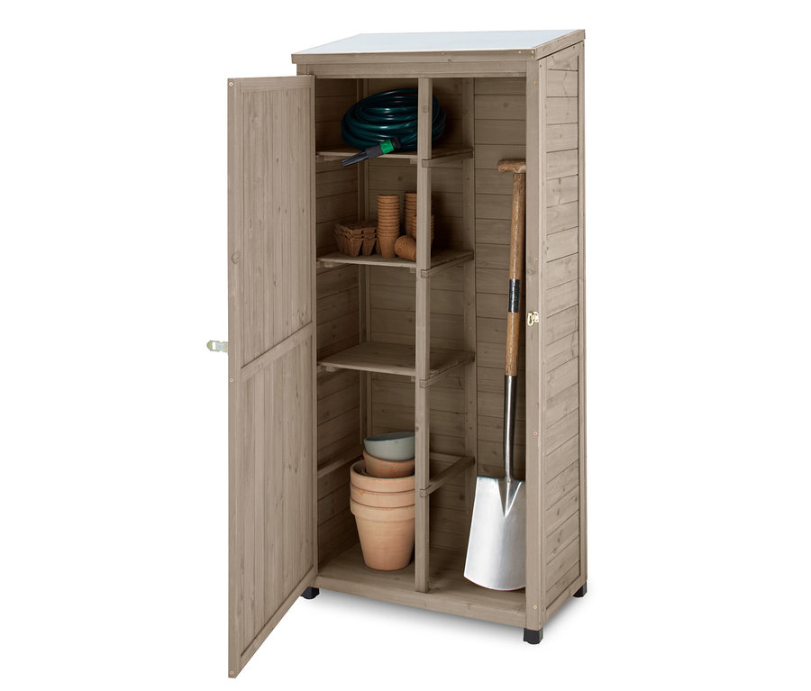 Otevřená velká zahradní skříň s nářadím, květináči a hadicí.