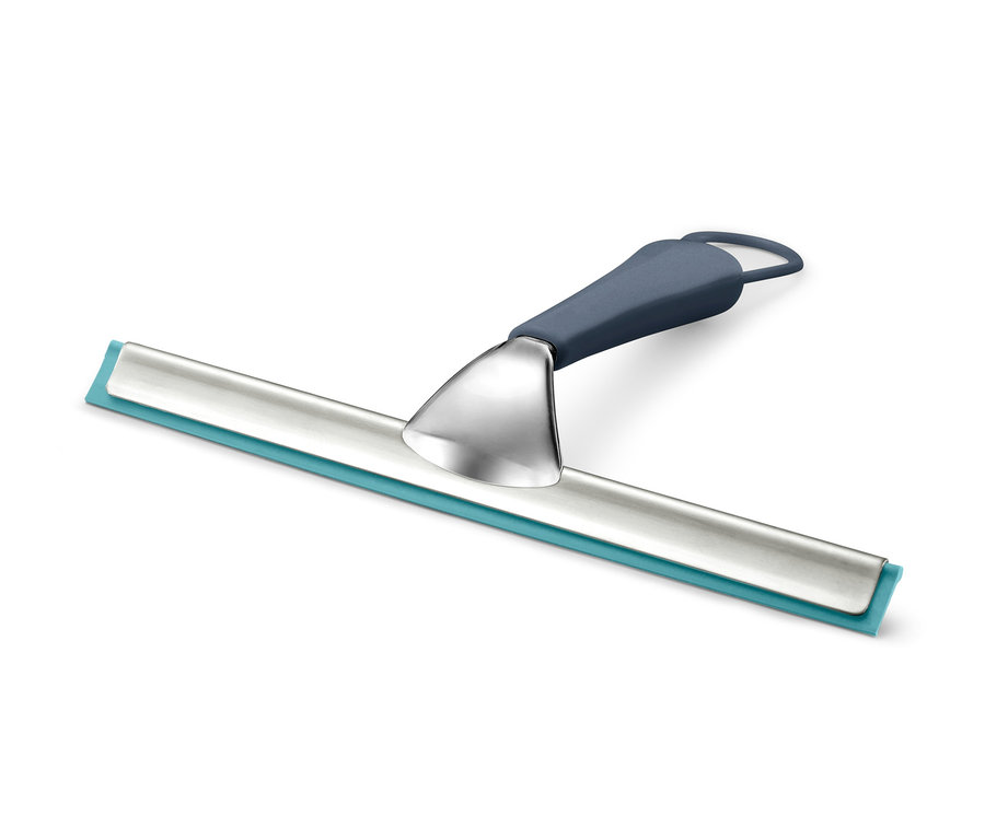 Koupelnová stěrka s modrou rukojetí a kovovou čepelí.