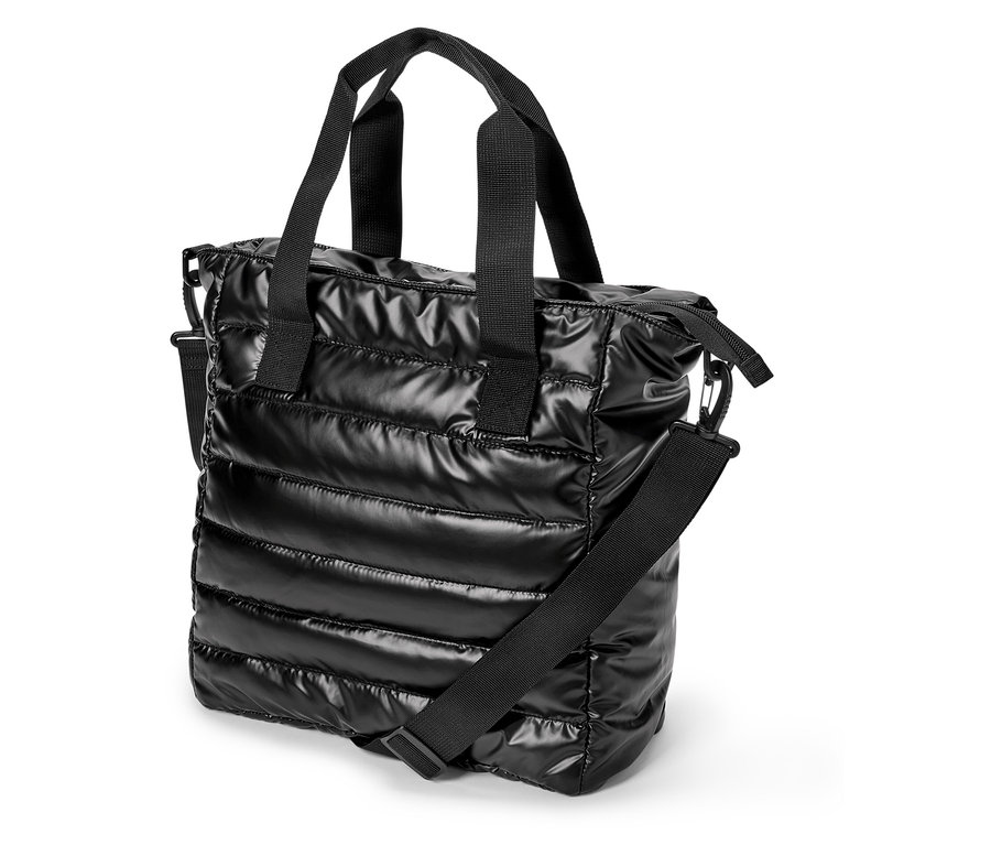 Černá prošívaná taška s černými držadly a ramenním popruhem.