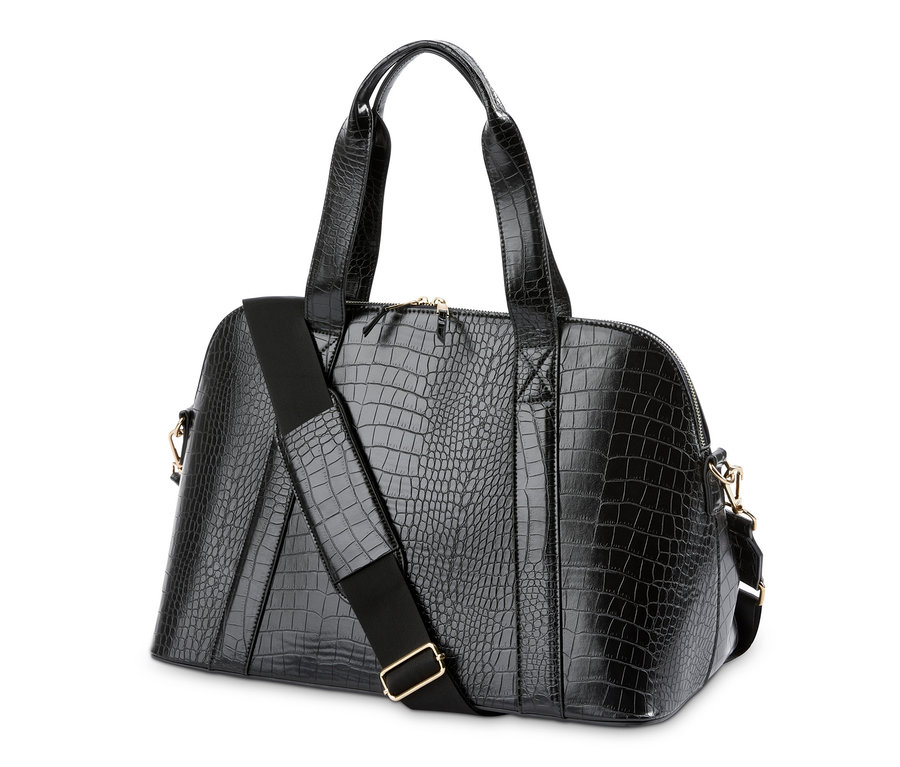 Černá cestovní taška s krokodýlím vzorem a popruhem přes rameno.