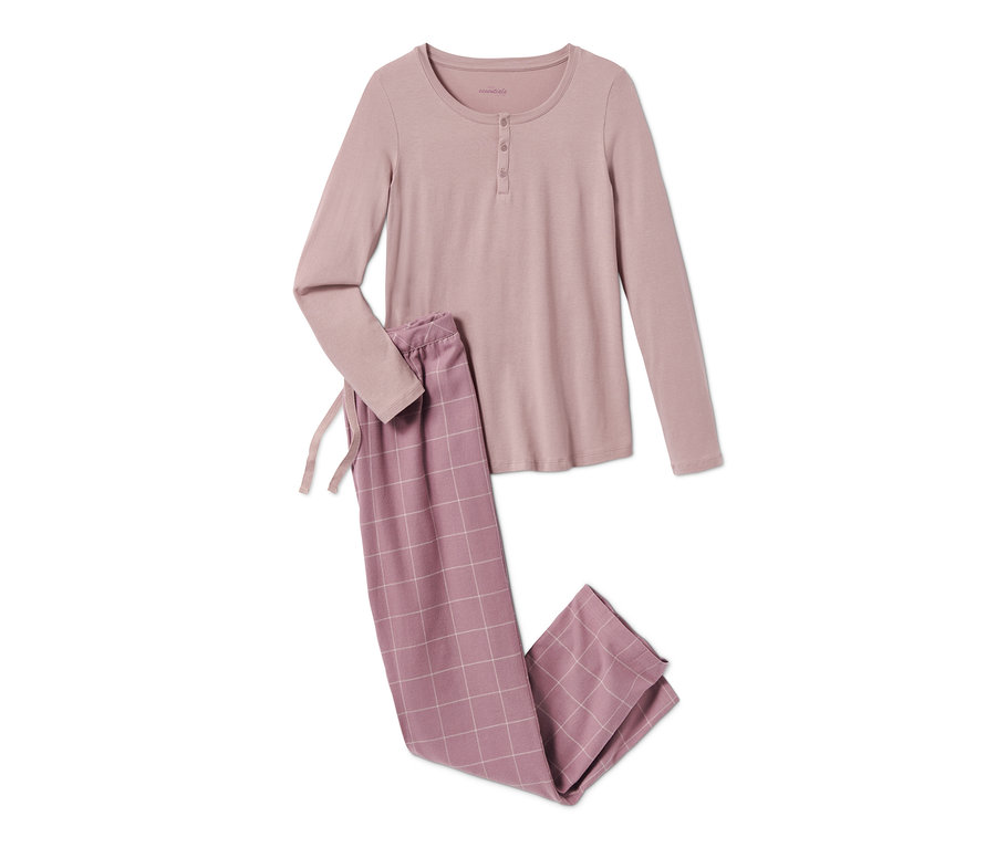 Růžové flanelové pyžamo s kostkovanými kalhotami a topem s dlouhým rukávem.