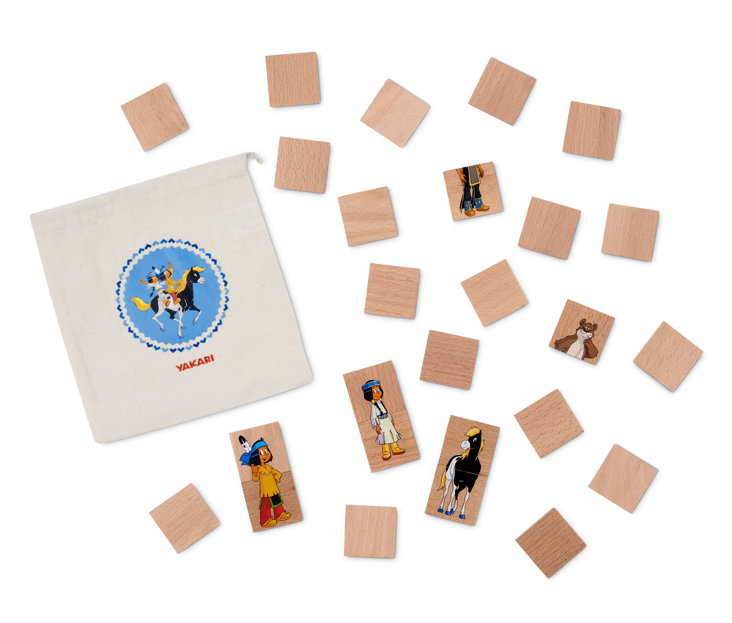 Rozložené dřevěné puzzle Yakari se sáčkem na bílém pozadí.