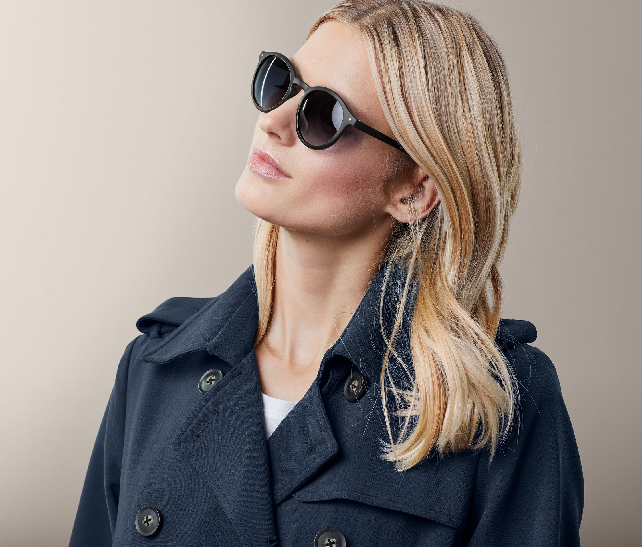 Blondýna s černými slunečními brýlemi.