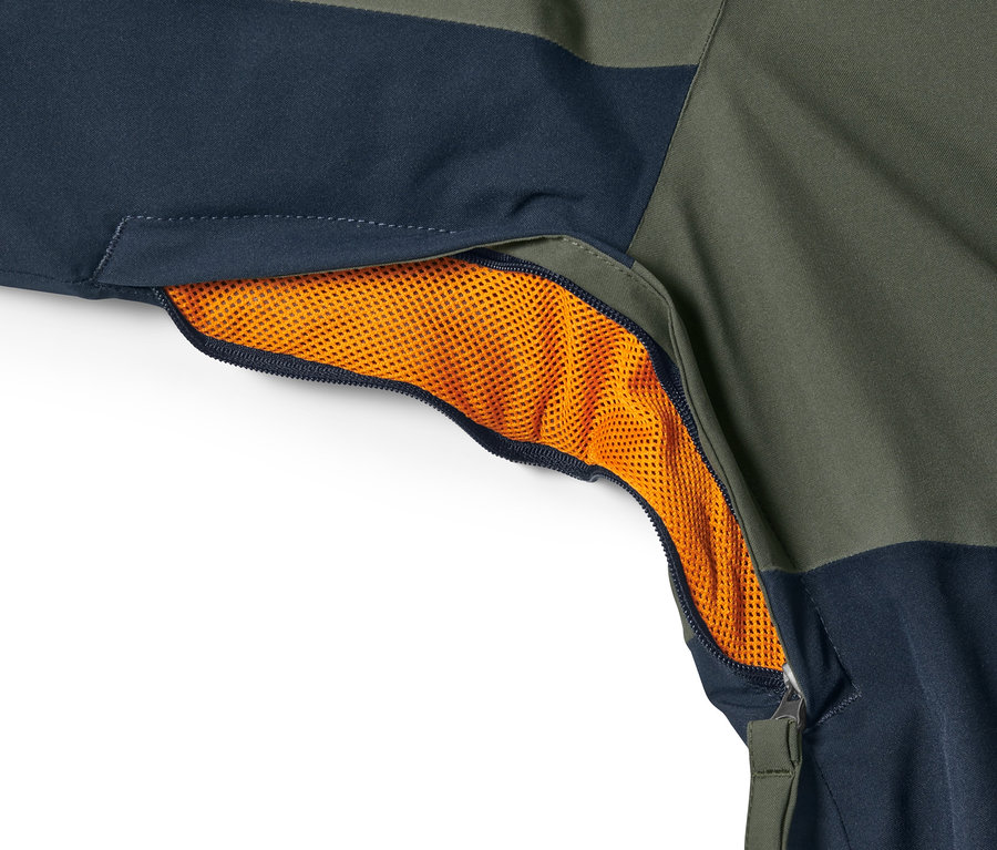 Detail khaki lyžařské bundy s oranžovou síťovanou kapsou na zip.