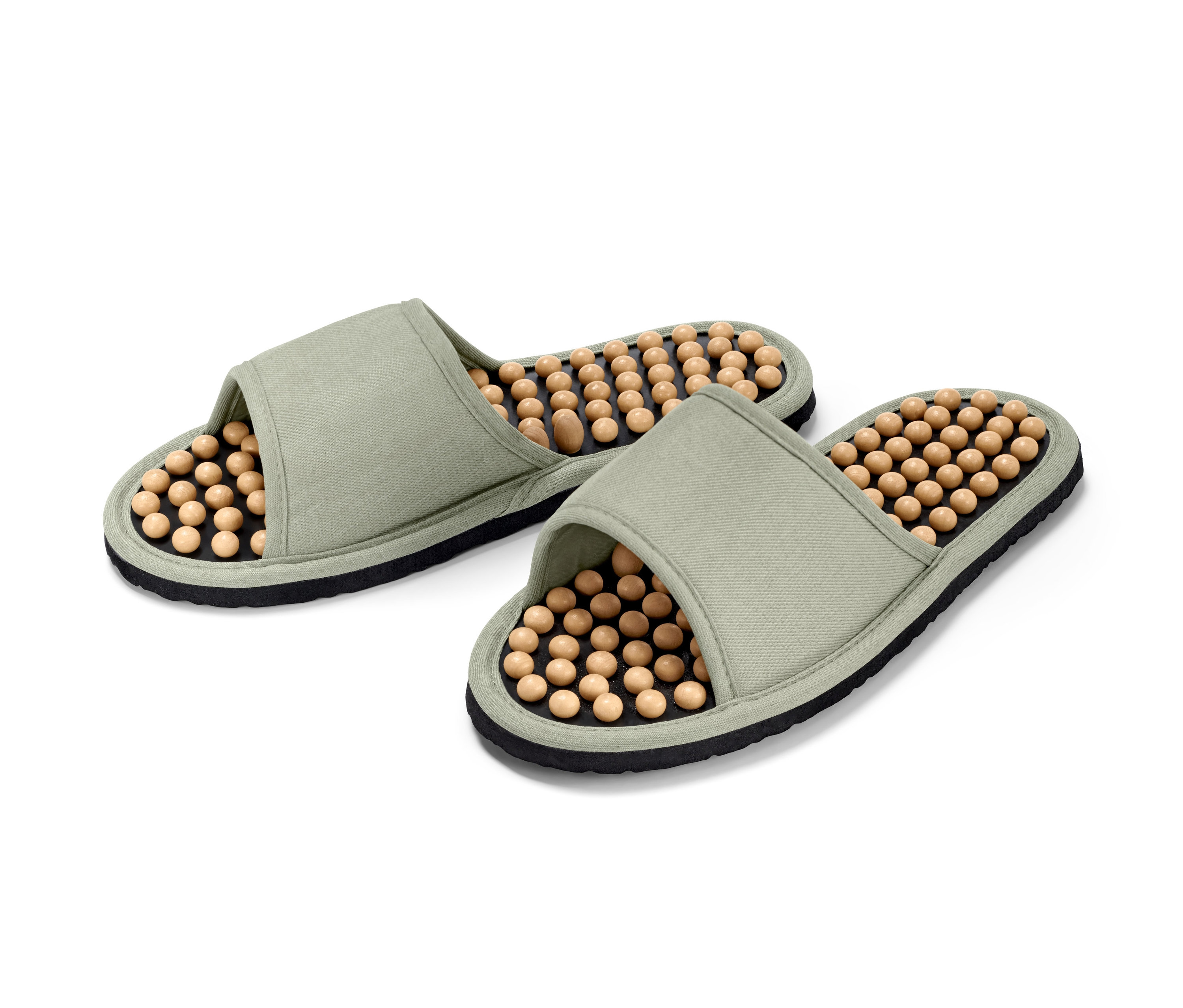 Dva masážní pantofle světle zelené barvy s dřevěnými masážními prvky.