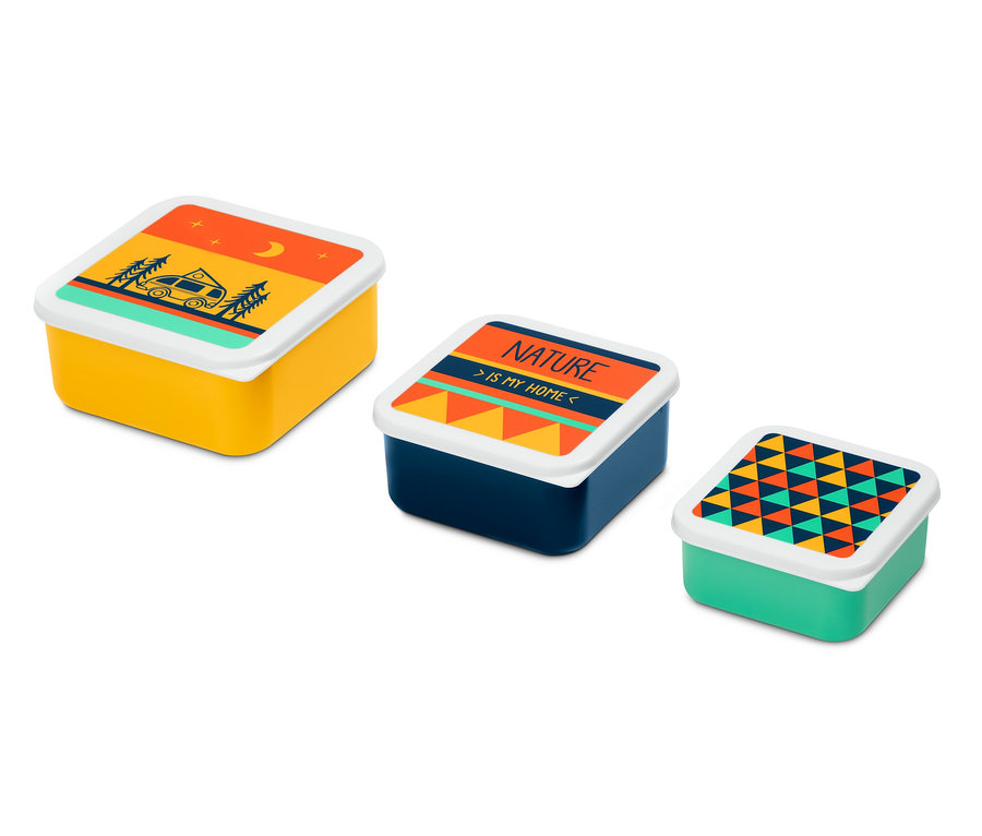 Žlutá, modrá a zelená dóza na svačinu, 3 ks, leží na bílém pozadí.