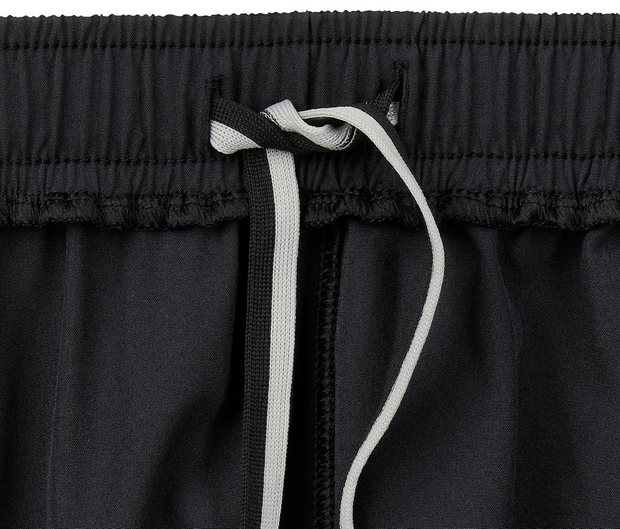 Detail funkčních šortek se stahovací šňůrkou.