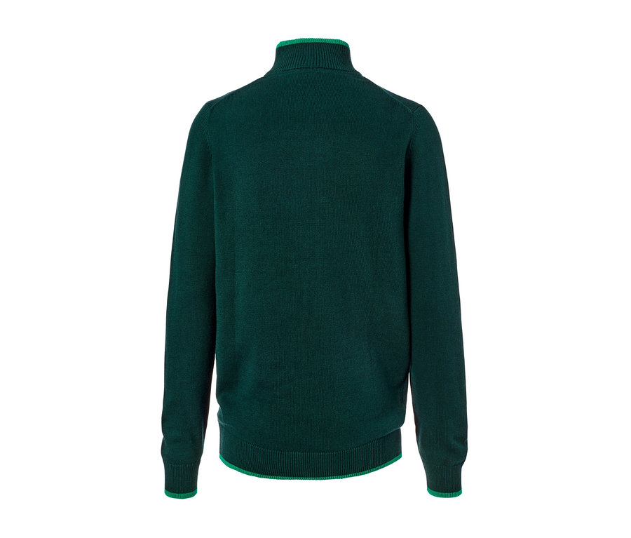 Detailní záběr na zadní stranu svetru troyer z hrubé pleteniny.