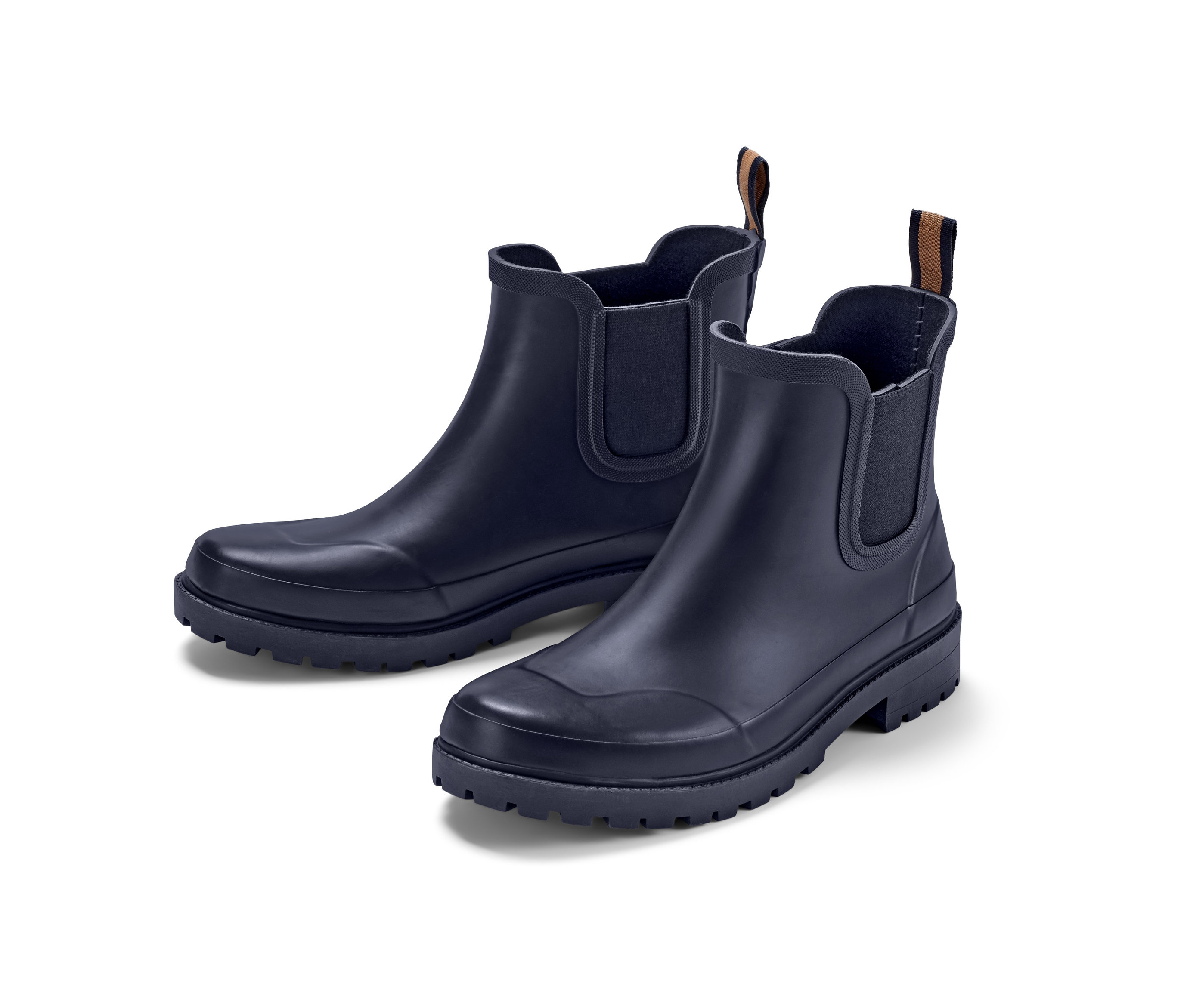 Dvě nízké holínky na bílém pozadí.