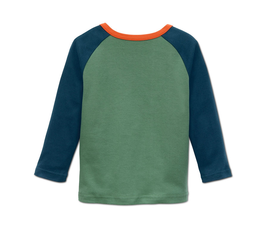 Zelené tričko s dlouhými rukávy z interlockové pleteniny s modrými raglánovými rukávy.