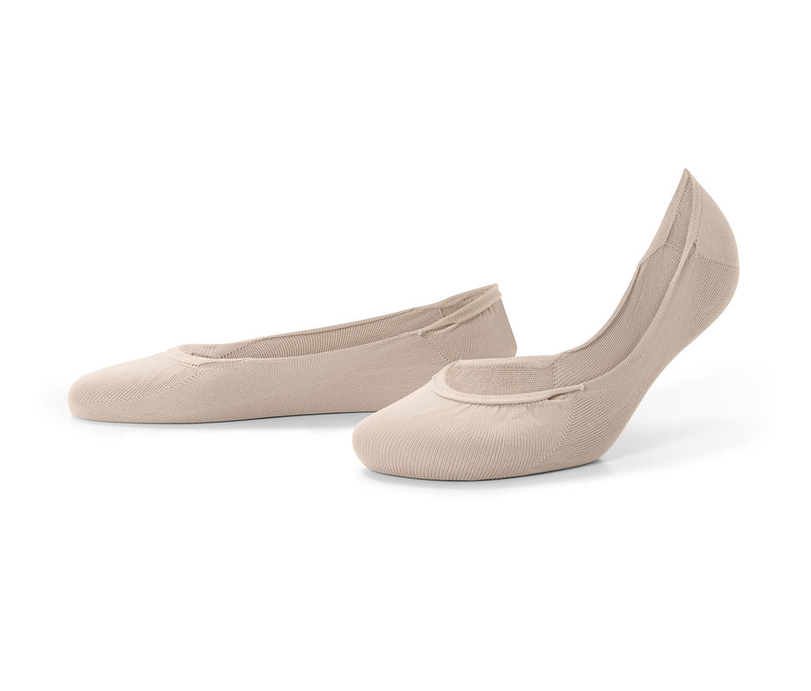 Dva páry béžových ťapek.