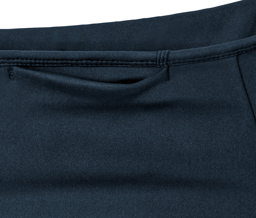 Detail sportovních legín s kapsou v pase.