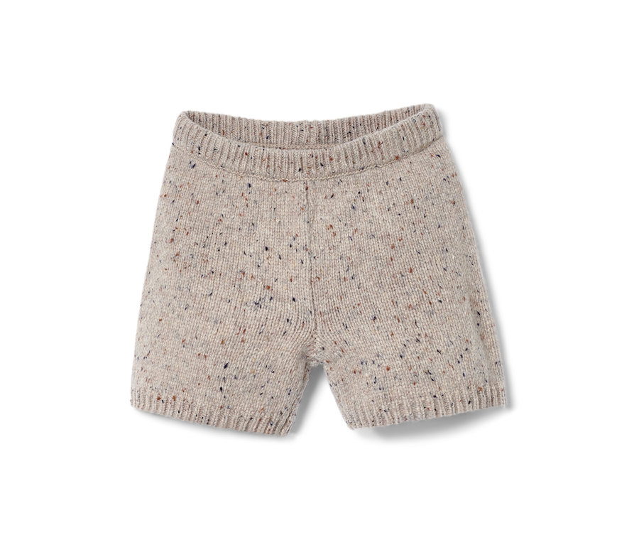 Pletené šortky z pletené soupravy s merino vlnou, detailní záběr.