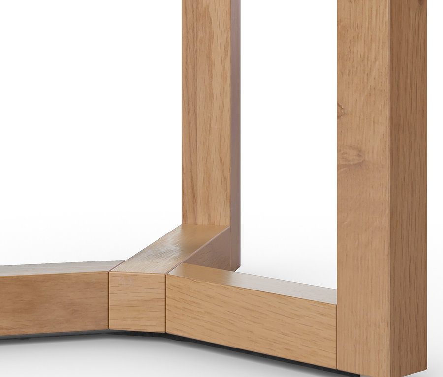 Detail rohu dřevěného stolku s nohami a podstavou.