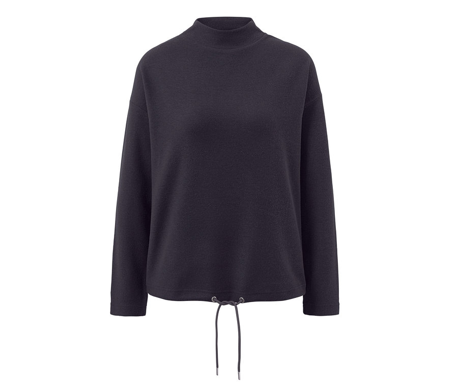 Tmavě modrý svetr se stojáčkem.