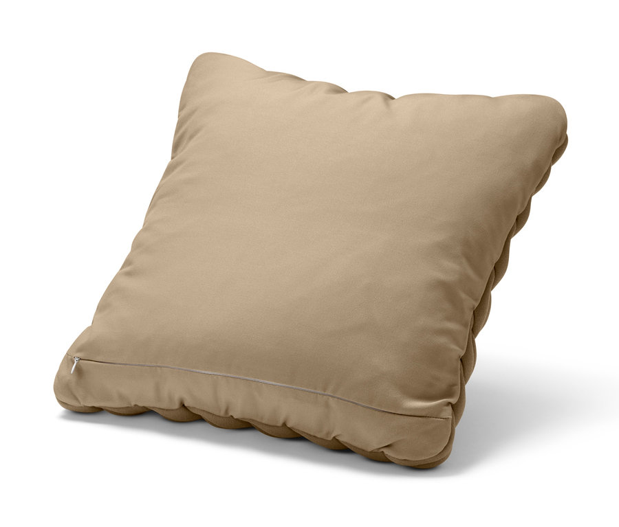 Béžový povlak na dekorační polštářek na bílém pozadí.