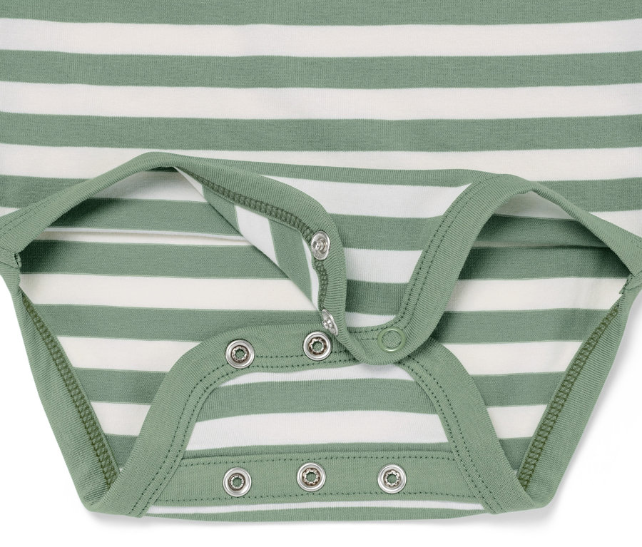 Detail rostoucího body pro miminka s zelenými a bílými pruhy a patentkami.