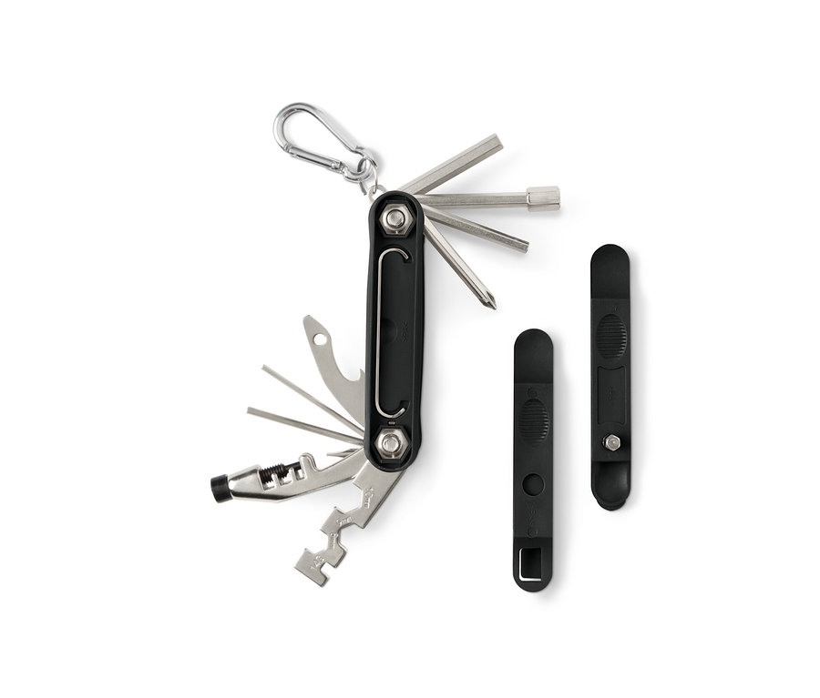 Sada cyklistického multifunkčního nářadí a dvě černé montážní páky na pláště.