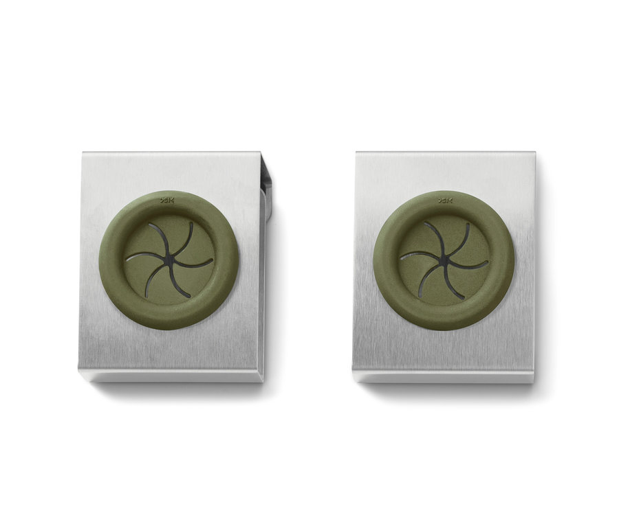 Dva držáky na kuchyňské utěrky.