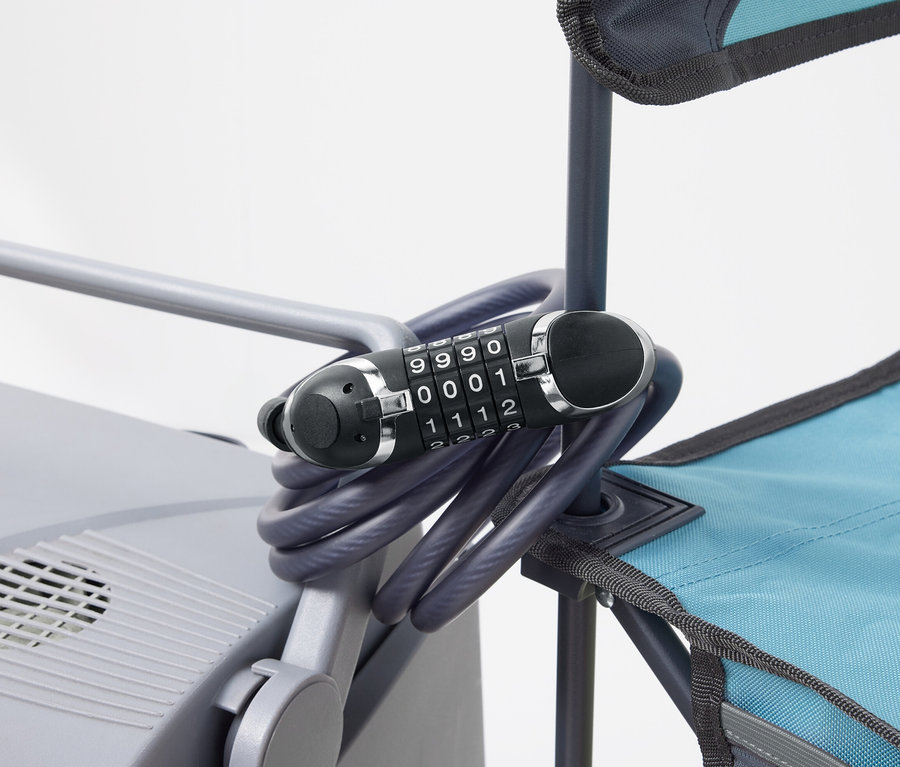Extra dlouhý univerzální ocelový kabelový zámek ovinutý kolem šedé klimatizace a rámu modré plážové židle.
