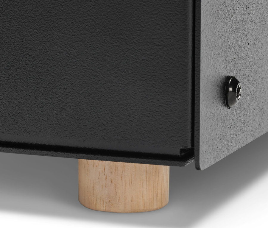 Detail spodní části koše na palivové dřevo s dřevěnou nohou.