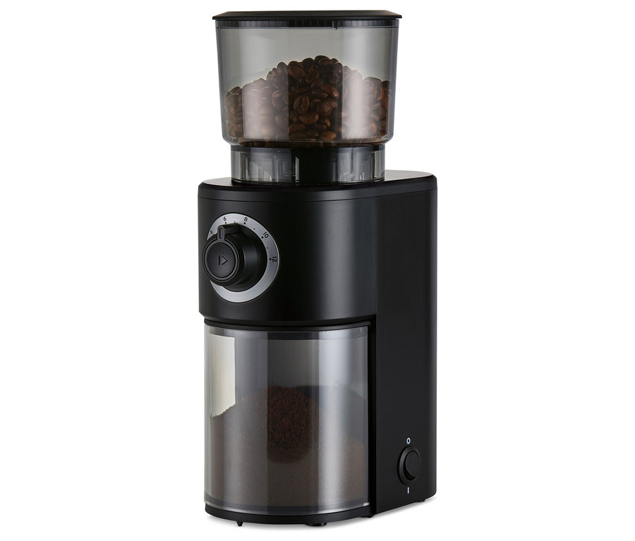 Černý elektrický mlýnek na kávu s kávovými zrny nahoře a mletou kávou dole.