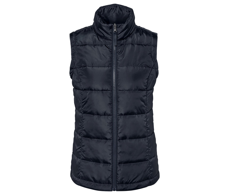 Černá prošívaná vesta se zipem uprostřed.