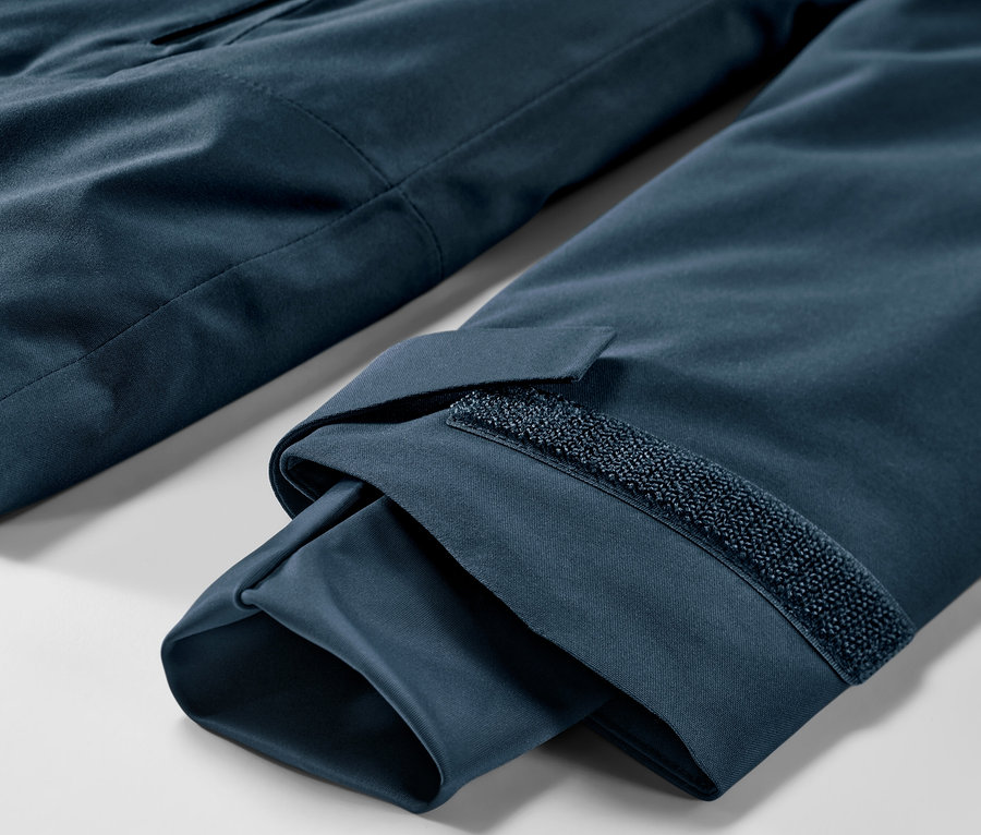 Detail námořnicky modré lyžařské bundy.