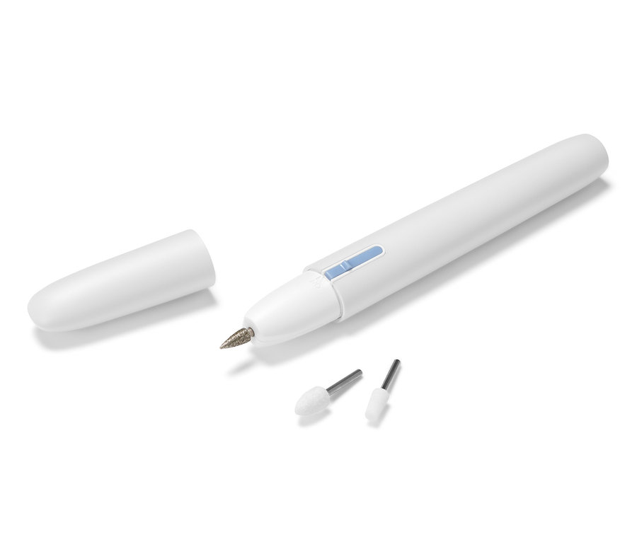 Přístroj na manikúru a pedikúru s nástavci a krytkou.