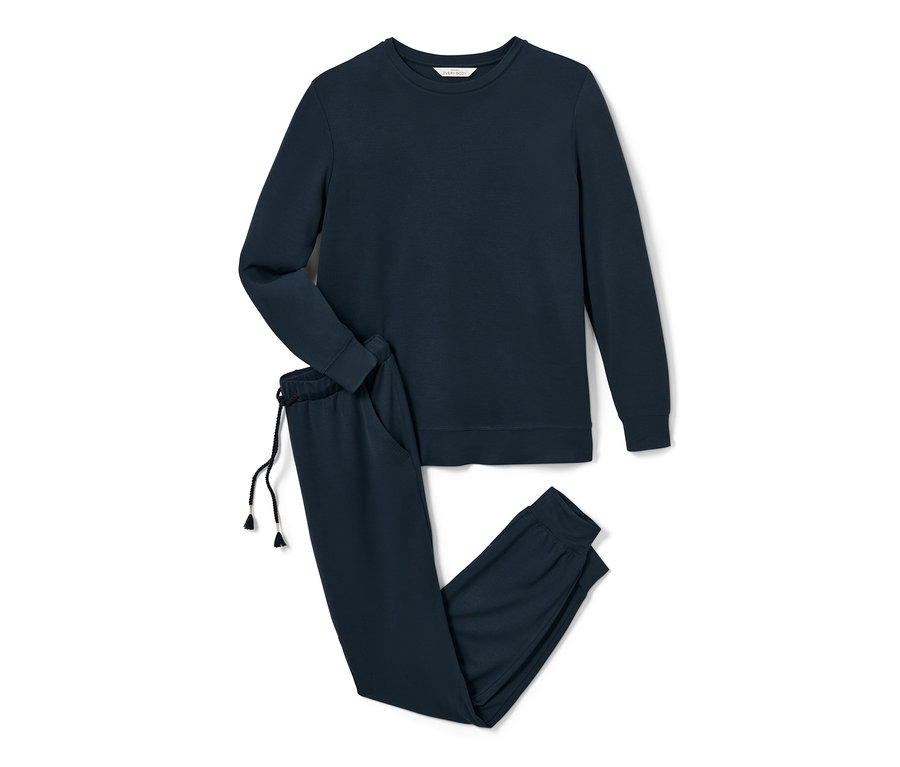 Tmavě modrá domácí souprava leží na bílém pozadí.