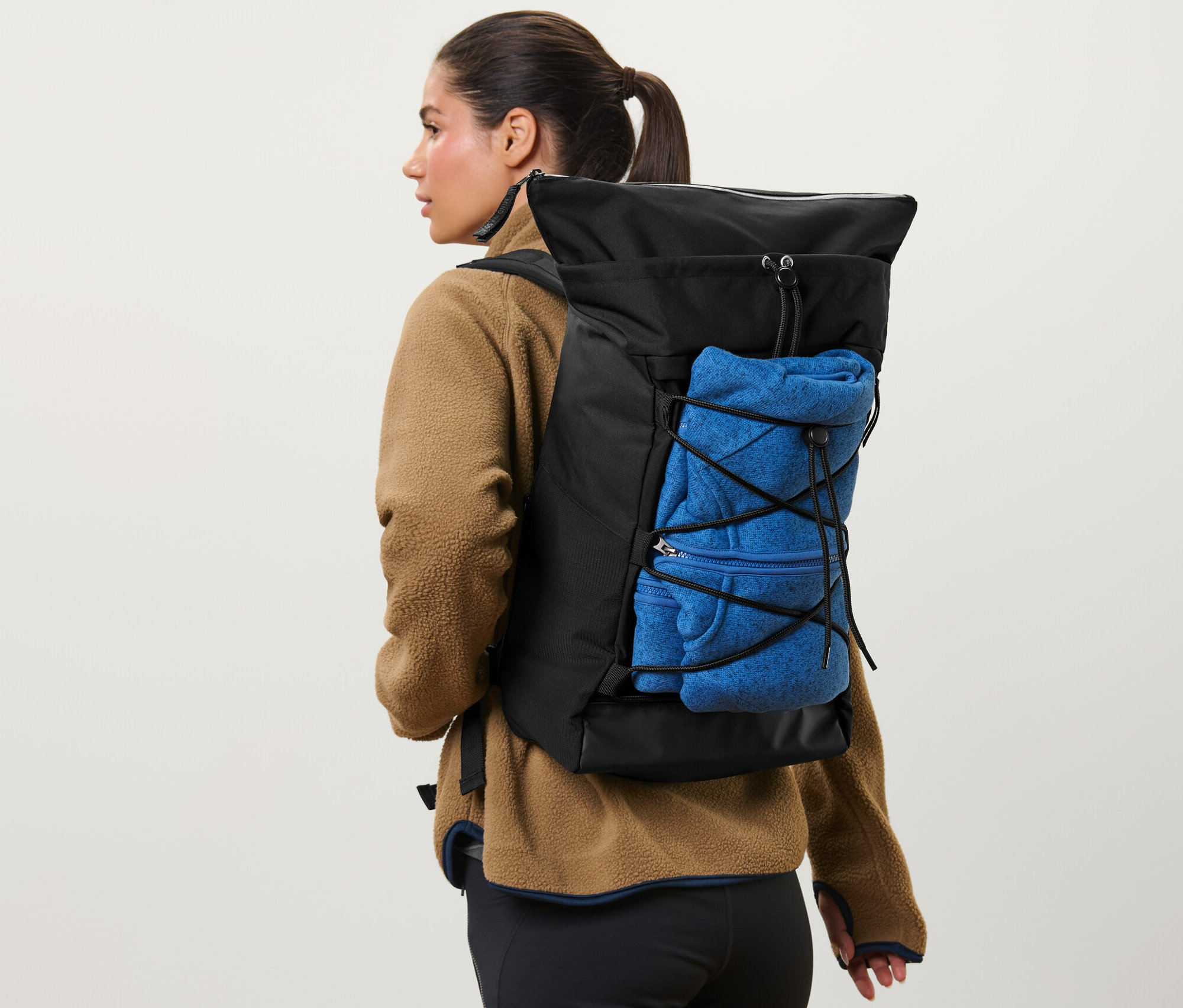 Žena nesoucí outdoorový batoh.