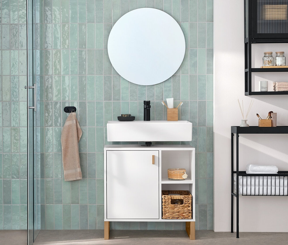 Interiér koupelny s úzkou konzolí s policemi, nástěnnou skříňkou se skleněnými dvířky a skříňkou pod umyvadlo s dvířky.