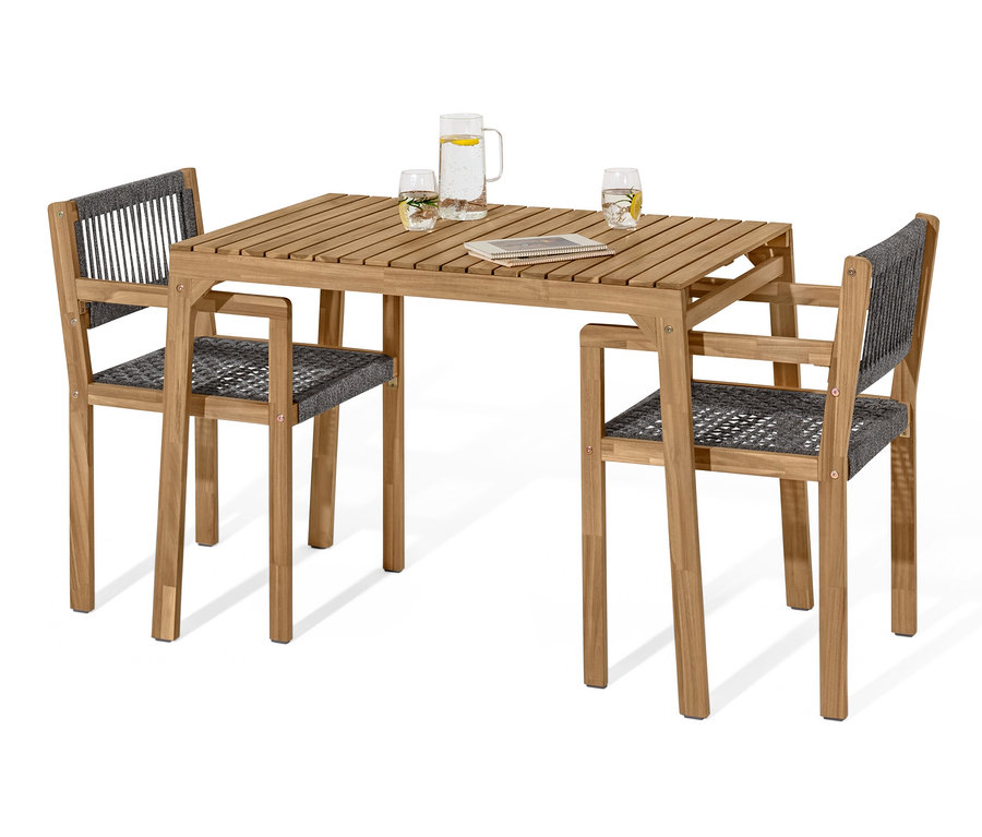 Dvě židle a stůl z balkónové soupravy s textilním výpletem. Na stole stojí sklenice s vodou a karafa.