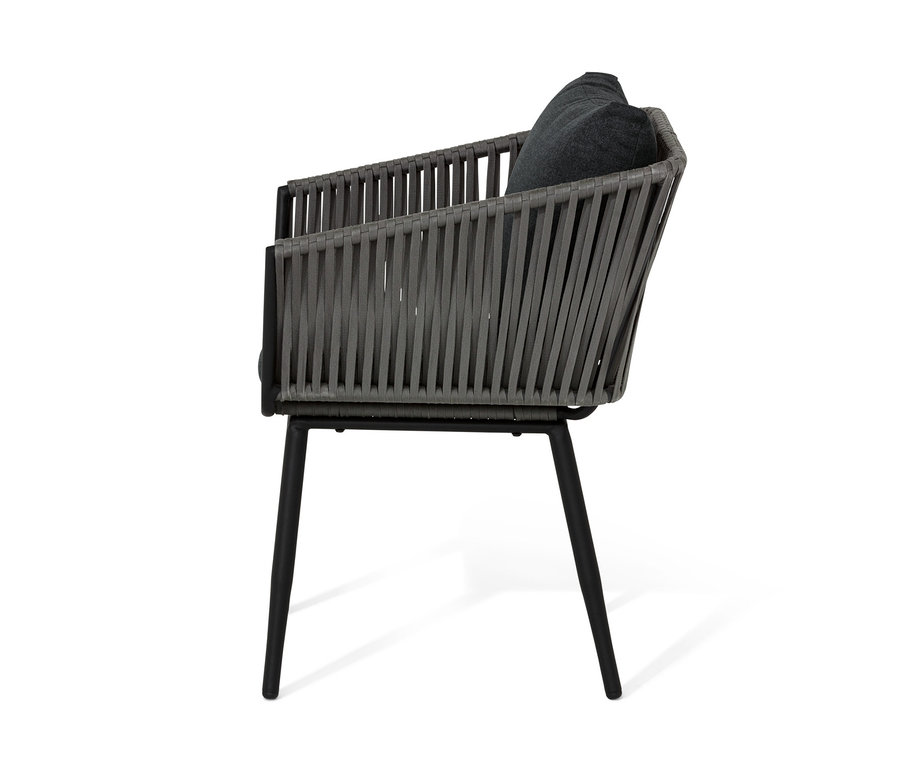 Boční pohled na jídelní křeslo s textilním výpletem a šedým polštářem na sedadle, s černými nohami.