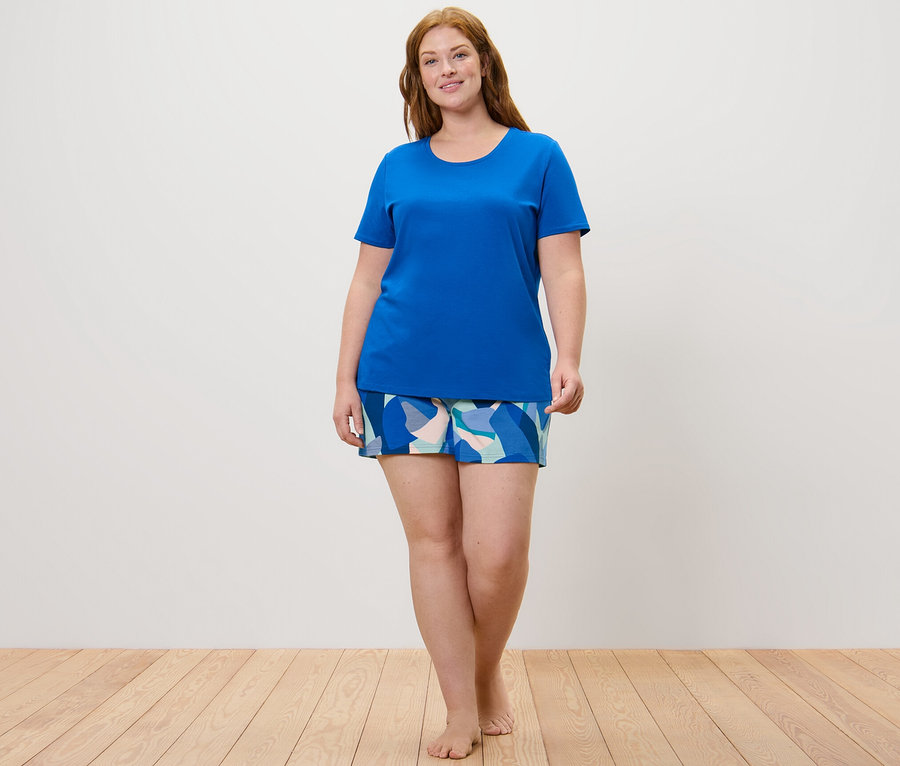 Žena má na sobě krátké pyžamo.