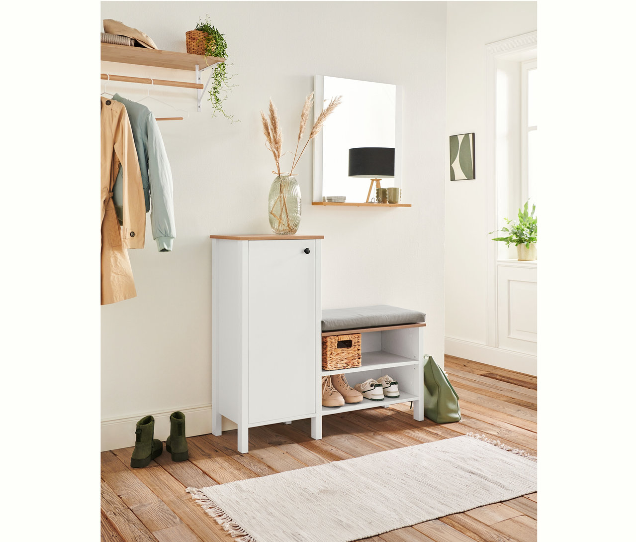 V interiéru je věšák na šaty a lavice s botníkem.