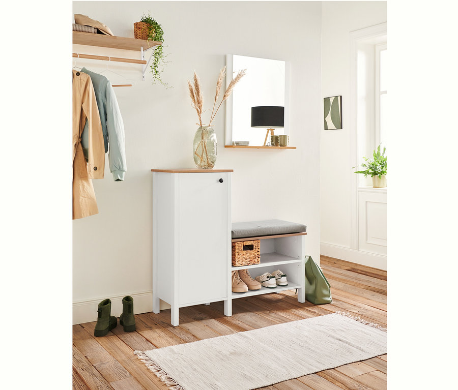 V interiéru je věšák na šaty a lavice s botníkem.