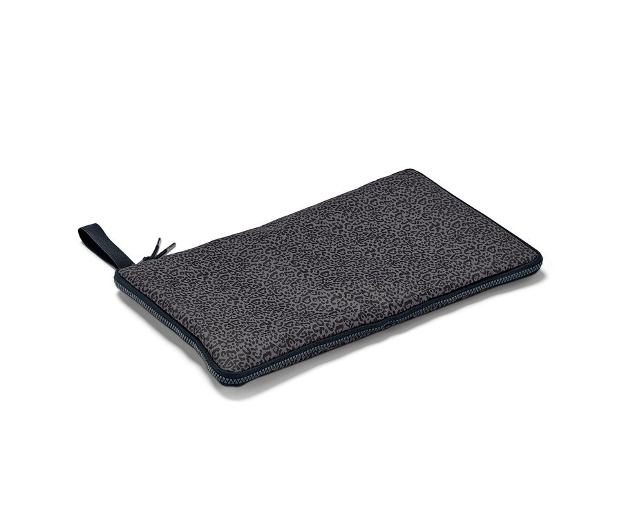 Šedá skládací podložka na přebalování a vak na mokré věci 2 v 1 se vzorem zvířecí srsti.