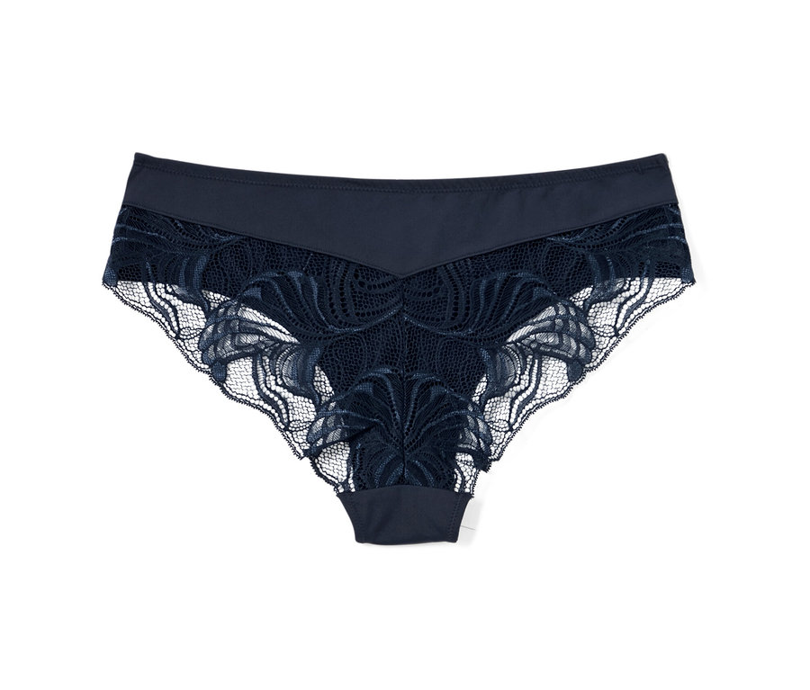 Tmavě modré brazilské kalhotky, 4 ks, s krajkou na bílém pozadí.