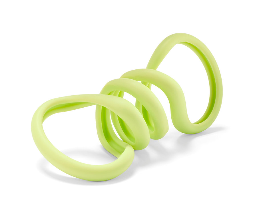 Zelená přetahovací hračka pro psy stočená do spirály leží na bílém pozadí.