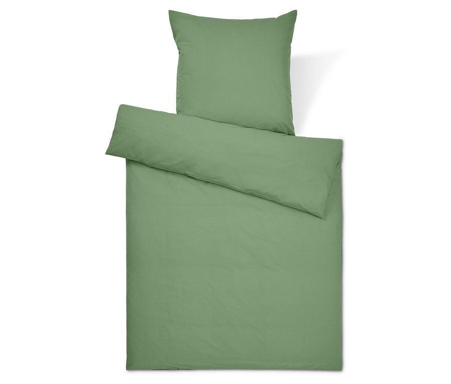 Zelené povlečení s polštářem a přikrývkou.