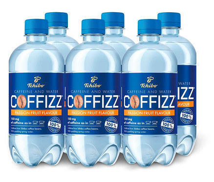 Šest lahví nápoje Tchibo Coffizz Maracuja, 6 x 500 ml = 3 l, s modrým uzávěrem.