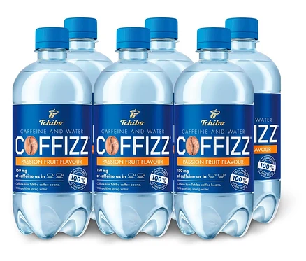 Šest lahví nápoje Tchibo Coffizz Maracuja, 6 x 500 ml = 3 l, s modrým uzávěrem.