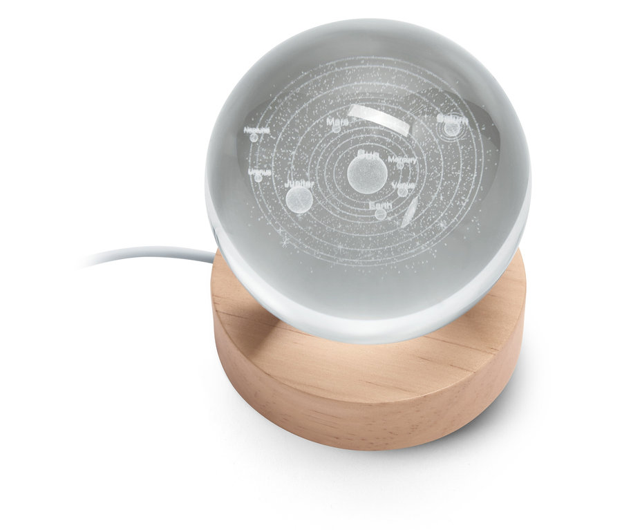 Skleněná koule s vyrytým slunečním systémem na dřevěném podstavci.