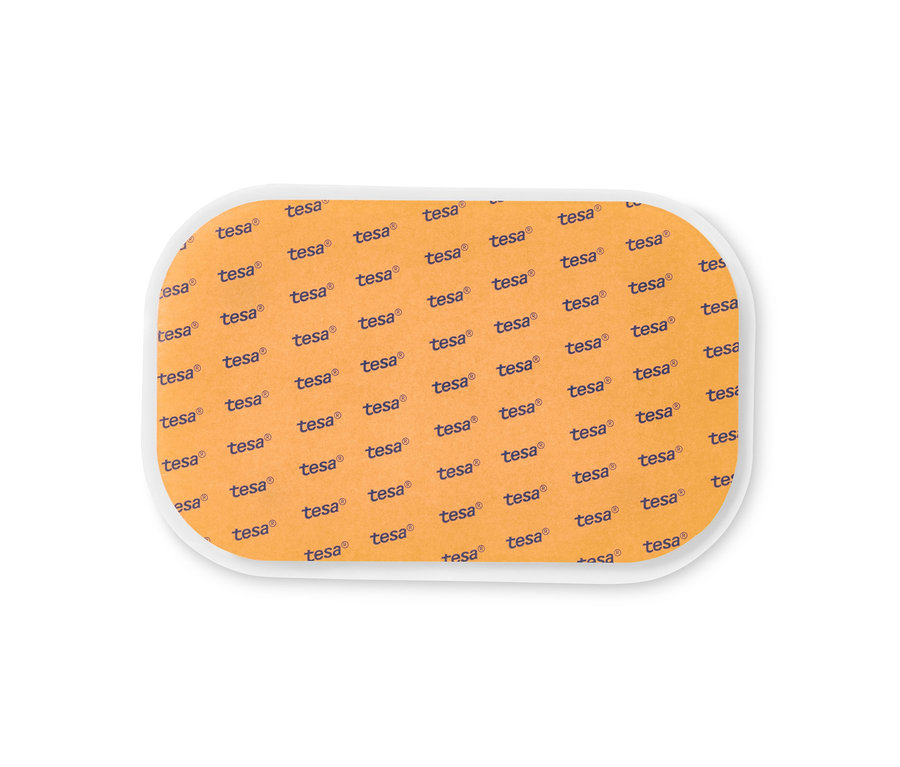 Oranžová protiskluzová podložka pod koberec s opakujícím se vzorem loga tesa.