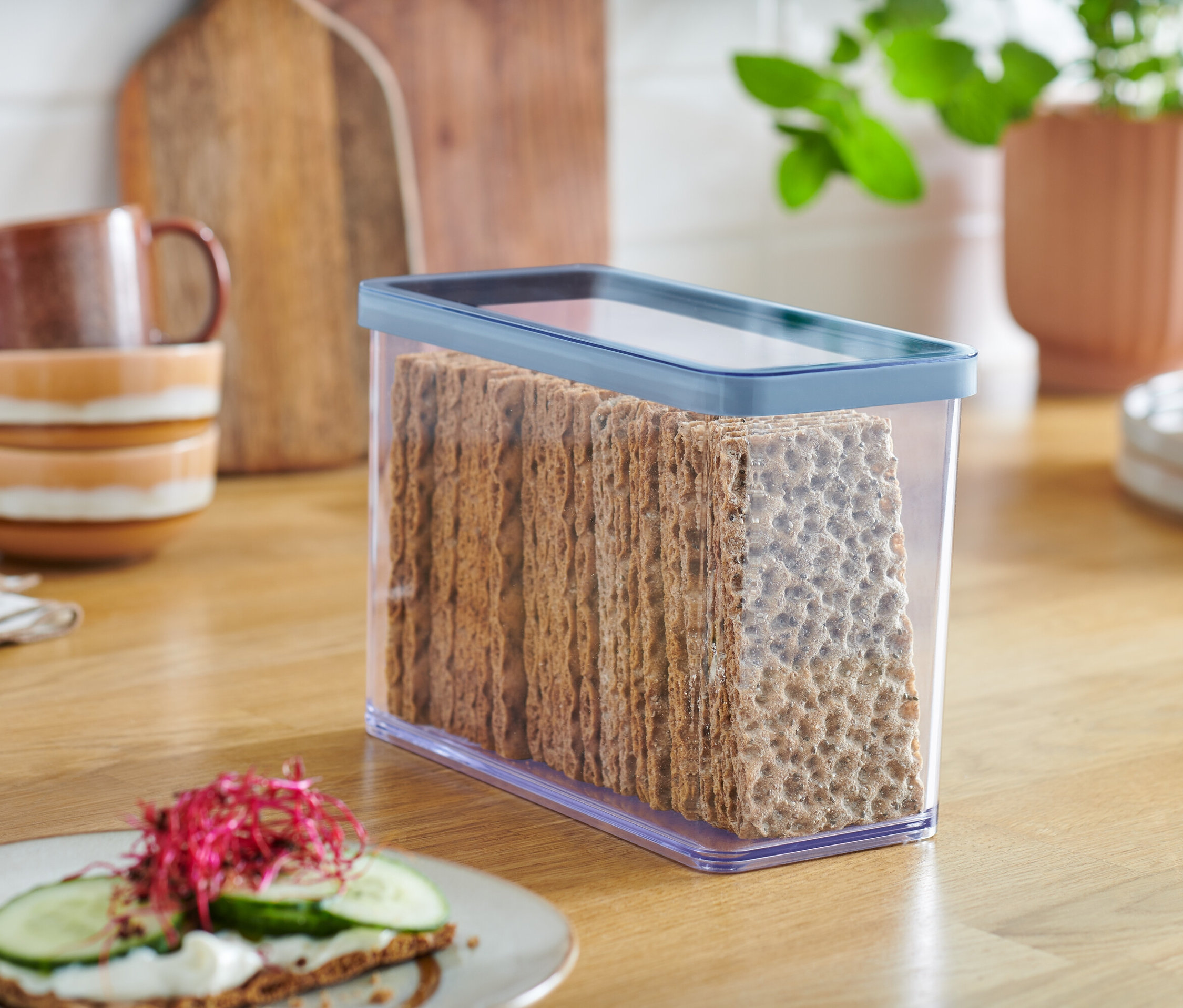 Křehké chleby v průhledné dóze na uchovávání potravin.