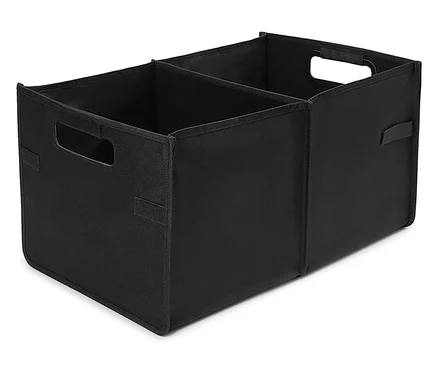 Černý látkový organizér se dvěma přihrádkami a úchyty.