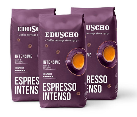 Tři fialové balíčky Eduscho Espresso Intenso zrnkové kávy.
